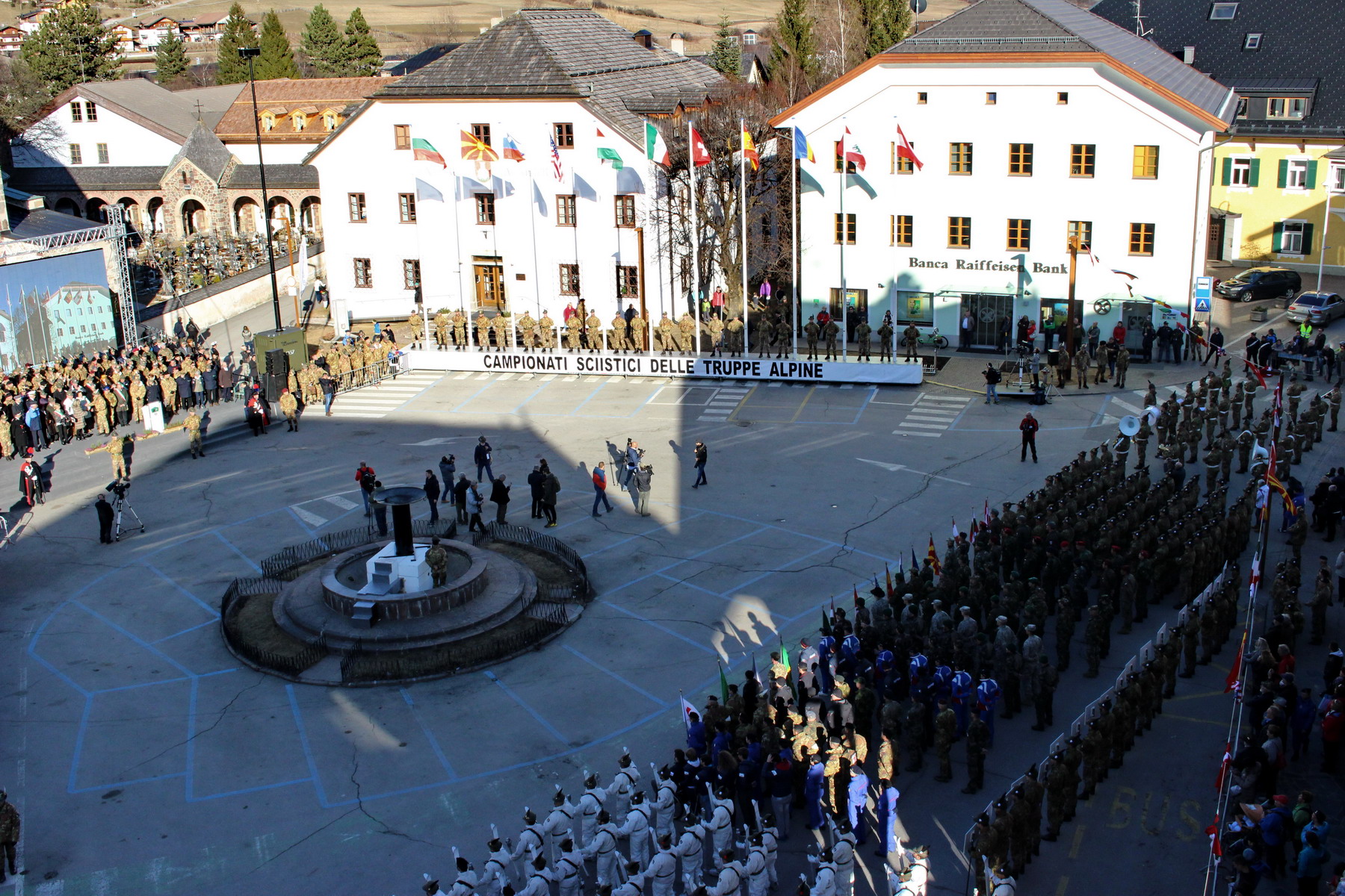 Schieramento in Piazza Magistrato.jpg